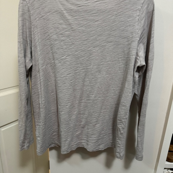 Erin Gray Long Sleeve MESSY V Tee in Gray Pima Cotton Slub - Picture 2 of 3
